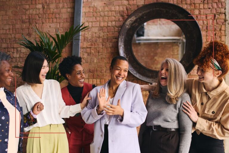 Gruppe lachender Frauen – ganzheitliche Tipps für mehr Energie bei Schilddrüsenunterfunktion