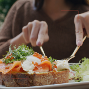 Toast mit geräuchertem Lachs, pochiertem ei, Gemüse und Käse – gesunde Mahlzeit mit Omega-3-Fettsäuren