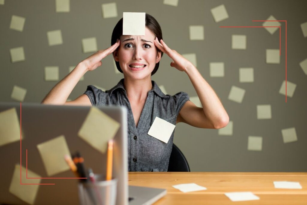 frau wegen Brain Fog vergesslich hat überall post its