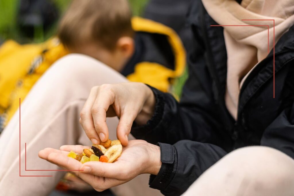 frau greift zu Nüssen bei stress