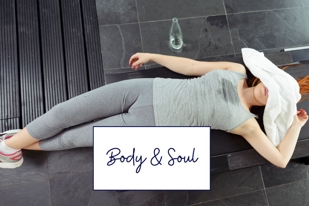 frau verausgabt beim sport wegen Fettabbau in den Wechseljahren