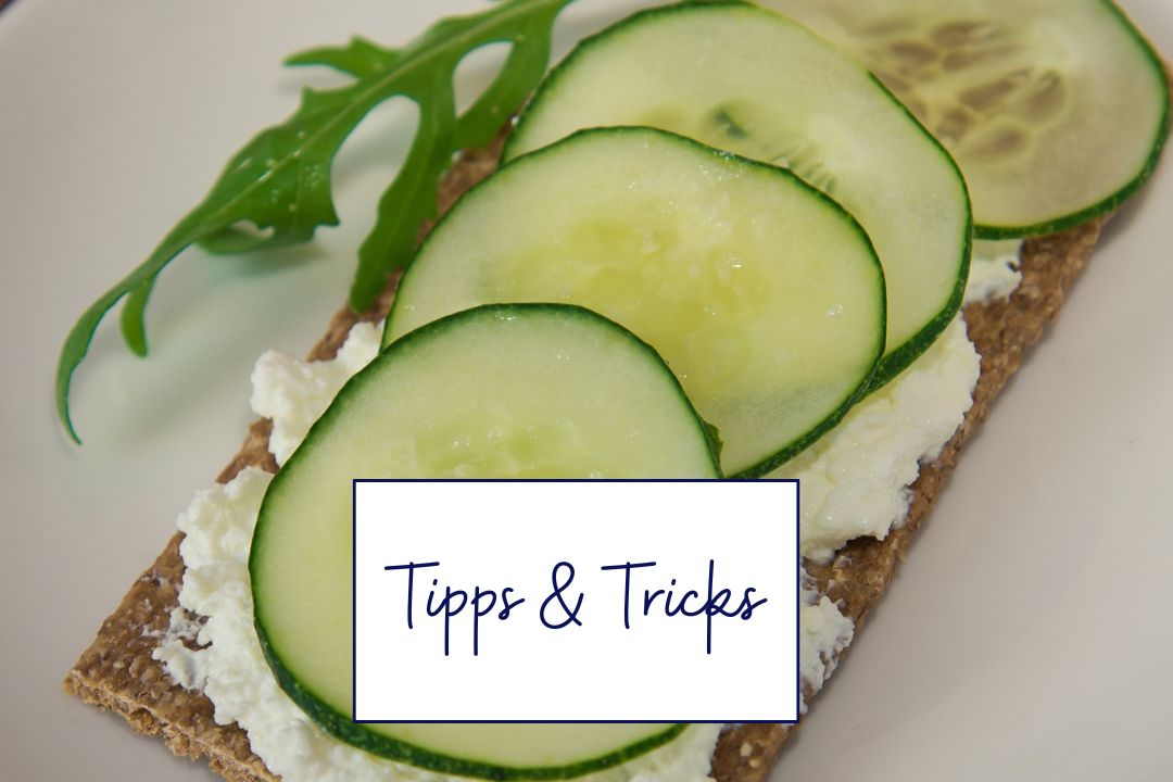 kalorienarmes Frühstück abgebildet- Knäckebrot mit Gurke