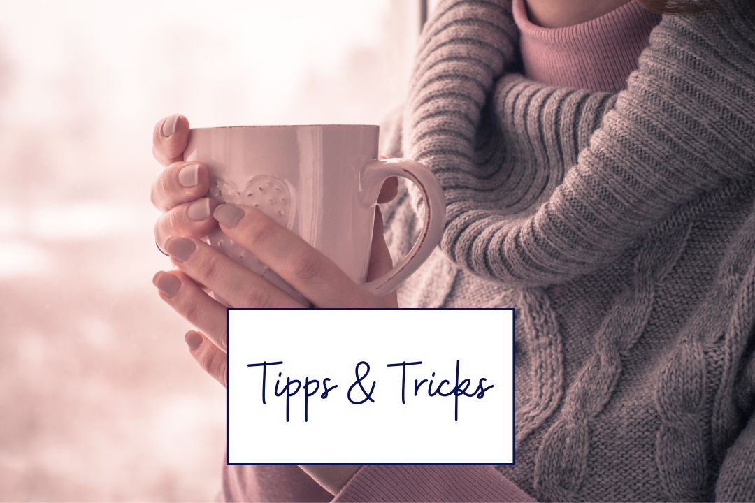 Frau sitzt entspannt mit einer Tasse Tee am Fenster – um Blutzucker in den Wechseljahren im Alltag ausbalancieren.