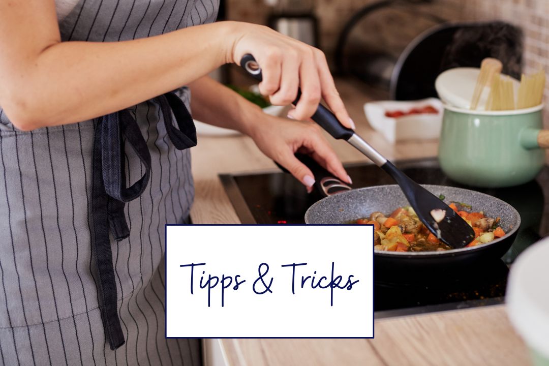 Frau kocht ein gesundes Abendessen in den Wechseljahren – frisches Gemüse für hormonfreundliche Ernährung und Stoffwechselbalance.