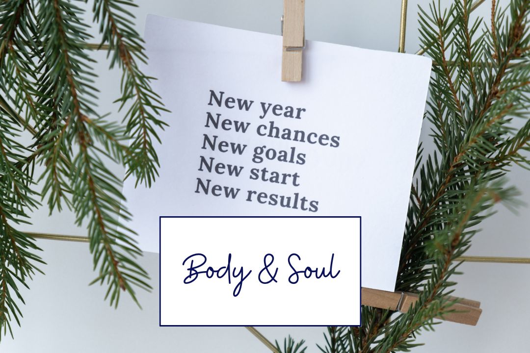 Neujahrs-Vorsätze Notizzettel mit Tannenzweigen und Body & Soul Logo - warum Vorsätze ab 40 in den Wechseljahren scheitern